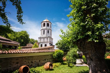 St. Constantine ve Elena kilisesinin çan kulesi ve bahçesi