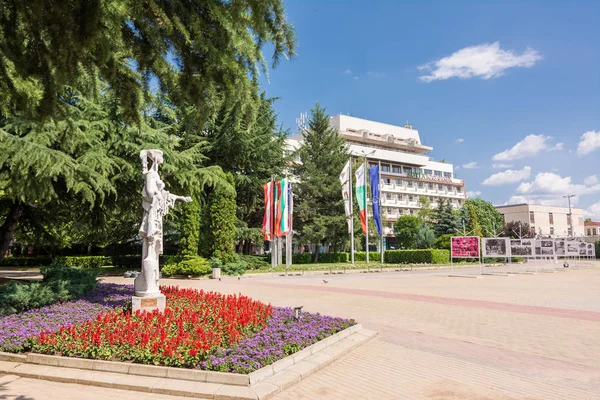 Kaza'nın merkez meydanında gül toplayan Trakyalı kadın heykeli