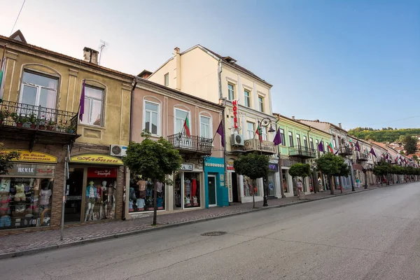 Veliko Tarnovo hediyelik eşya dükkanları ile sokak (Bulgaristan)