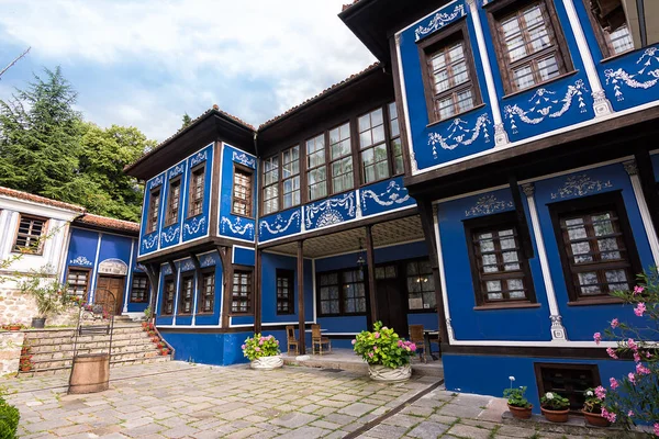 1834/35 yılında inşa edilmiş antik Hindliyan ahşap evin cephe