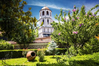 St. Constantine ve Elena kilisesinin çan kulesi ve bahçesi