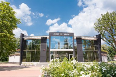 Gül özü araçlarının tarihi ile gül müzesi cephesi