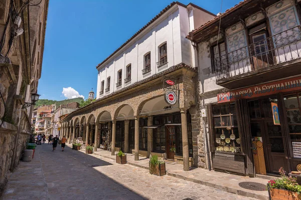Veliko Tarnovo merkezinde insanlarla bir turist sokak 
