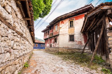 Koprivshtitsa tarihi merkezinde parke taşları ve evler ile karakteristik sokak 