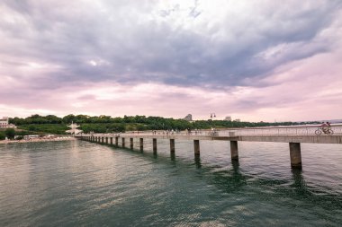 Burgaz, Bulgaristan'da gün batımında Karadeniz üzerinde geçit