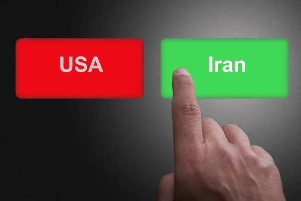 Кнопки з писаним США і Іраном і вказівний палець, на сірому тлі градієнта: концепція вибору Ірану — стокове фото