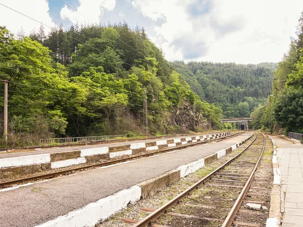 Railway line that continues in the tunnel — Stock Photo, Image