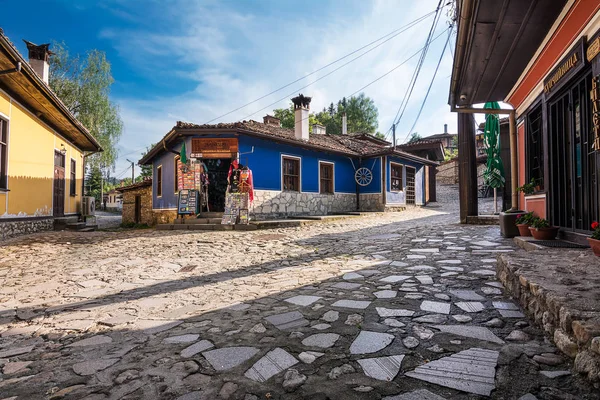 Centro histórico da aldeia de Koprivshtitsa com ruas de paralelepípedos e loja de souvenirs — Fotografia de Stock