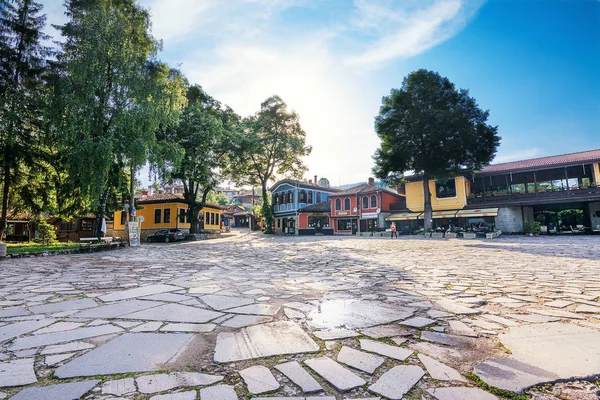 Praça 20 Abril da antiga aldeia de Koprivshtitsa com ruas de paralelepípedos e loja de souvenirs — Fotografia de Stock