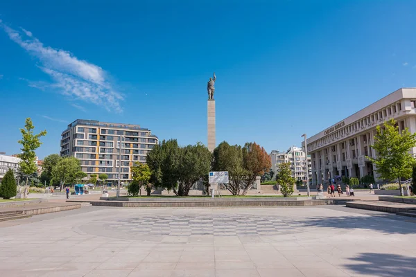 黒海の休日の町、ブルガスの晴れた日に戦争記念碑を持つメイン広場 — ストック写真