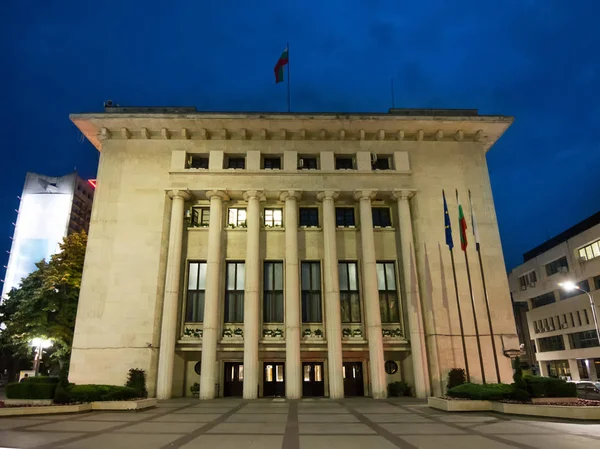 Palazzo del Municipio di notte nella piazza centrale di Burgas, Bul — Foto Stock