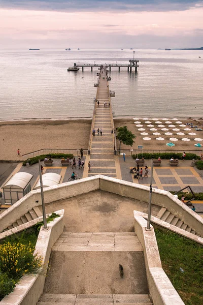 Прогулка над Черным морем на закате в Бургасе, Болгария — стоковое фото