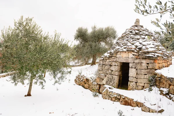 Land Trullo mit Schnee in Apulien (Italien) — Stockfoto