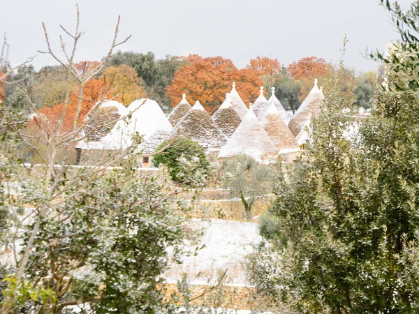 Trulli with snow in the Apulian countryside (Italy) — Stock Photo, Image