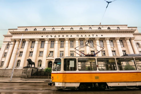 Adliye binasının önünden geçen tramvay Sofya, Bulgar — Stok fotoğraf