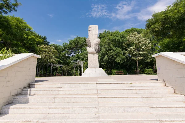 Chiodi di garofano monumento ai marinai sopra il pontone di Burgas — Foto Stock