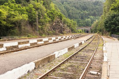 Tünelde devam eden demiryolu hattı