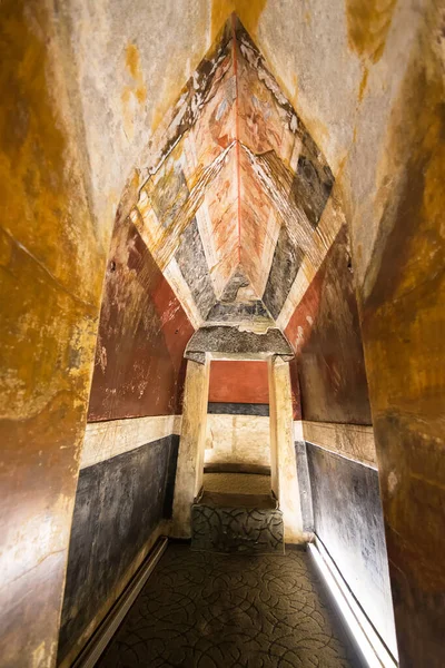 Decorações dentro de uma reconstrução de um túmulo de um rei trácio — Fotografia de Stock