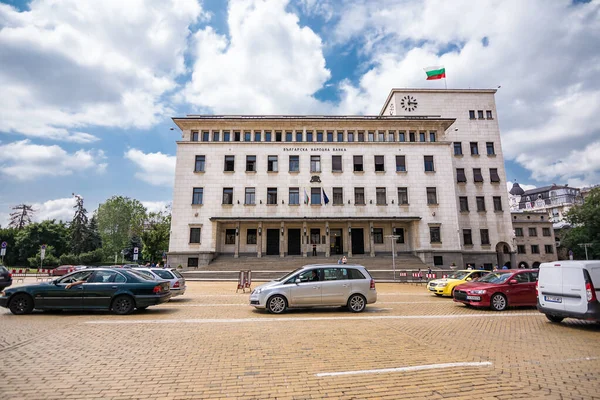 Car traffic in front of the building of the Bulgarian National B — ストック写真