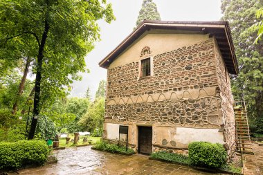 Eski Bo Kilisesi 'ni korumak için inşa edilen binanın ön cephesi.