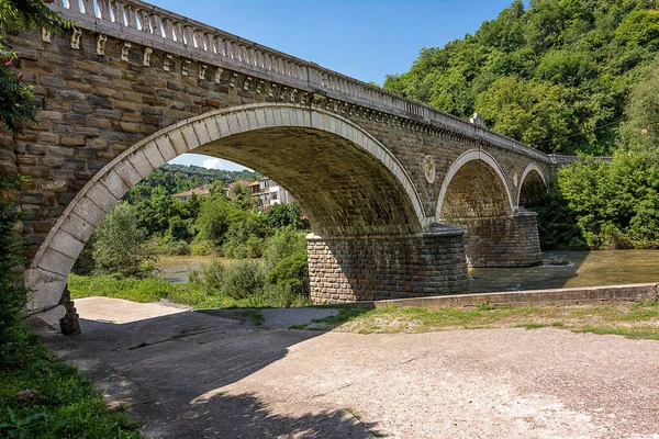 Vista del puente sobre el río Yantra en Veliko Tarnovo —  Fotos de Stock