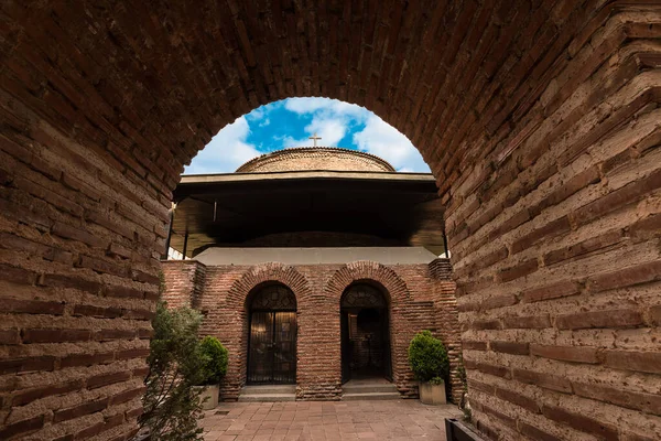 Antigua iglesia de San Jorge situado entre los edificios en el centavo — Foto de Stock