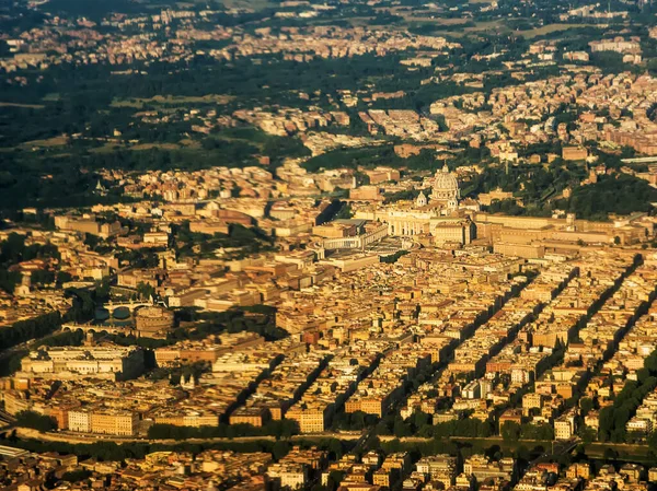 Blick von oben auf das römische Gebiet mit dem Vatikan und St. Peter 's — Stockfoto