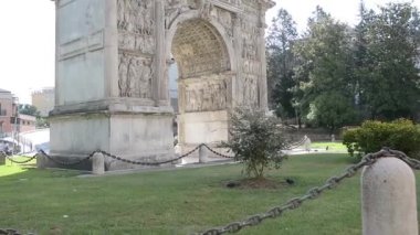 Benevento, İtalya - 02 Ağustos 2017: Benevento 'daki Trajan Kemeri (İtalya)