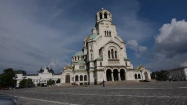 Sofya, Bulgaristan - 25 Haziran 2019: Sofya 'daki Katedral Aziz Alexander cephesi ve araba trafiği