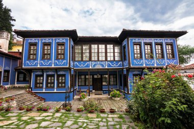 1834/35 yılında inşa edilmiş antik Hindliyan ahşap evin cephe