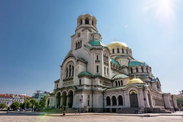 St. Alexander Nevski Katedrali 'nde turistler ve ibadet edenler var.