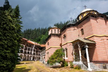 Rila Manastırı, ana turizm merkezlerinden biri ve Unesco. 