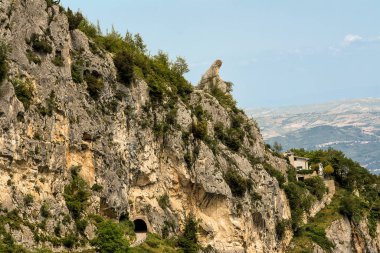 Balzolo di Pennapiedimonte 'nin kayalık duvarı. Kasabaya (Penna) adını veren sembol başka bir açıdan Meryem Ana' yı anımsatıyor.