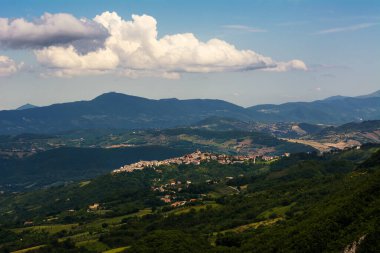 Chieti ilindeki ortaçağ Casoli kasabası.