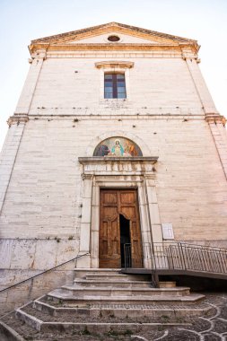 Chieti 'nin (İtalya) Villa Santa Maria' daki San Nicola Kilisesi cephesi)