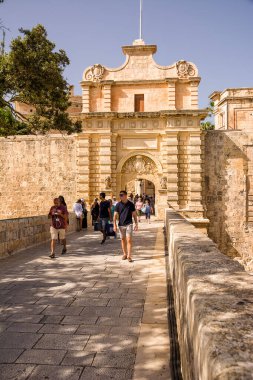 Mdina, Malta - 20 Haziran 2023: Malta adasındaki müstahkem Mdina kentine köprü ve giriş
