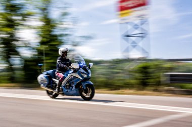 Chieti, İtalya - 7 Mayıs 2023: Polis motosikleti cadde boyunca yarışıyor, arka plan bulanıklaşıyor