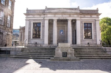 Dublin, İrlanda - 04 Nisan 2025: Dublin, İrlanda 'daki Trinity Koleji' ndeki Okuma Odasının Neoklasik cephesi