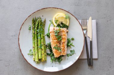 Kızarmış somon ve yeşil kuşkonmaz.