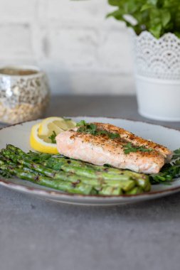 Kızarmış somon ve yeşil kuşkonmaz.