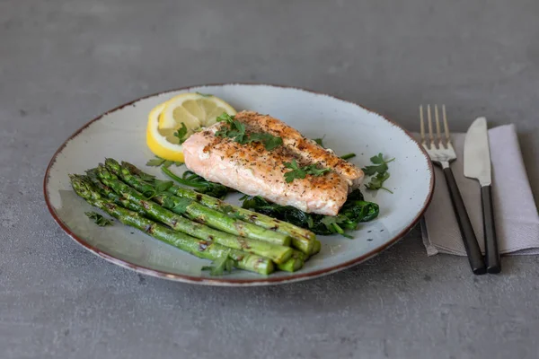 Grilled salmon with green asparagus — Stock Photo, Image