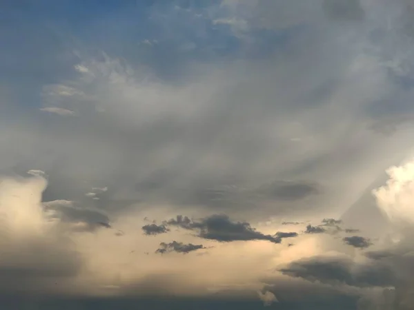 Cielo con nubes oscuras después de una tormenta, nubes de tormenta en la puesta del sol —  Fotos de Stock