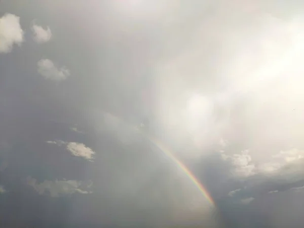 雷雨过后的天空，乌云，彩虹 — 图库照片