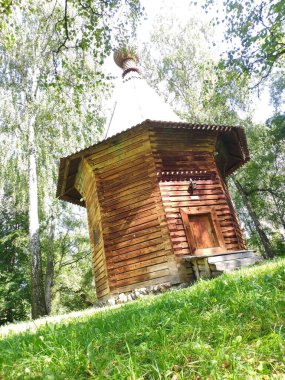 Ormandaki küçük ahşap şapel. Hıristiyanlık, inziva.