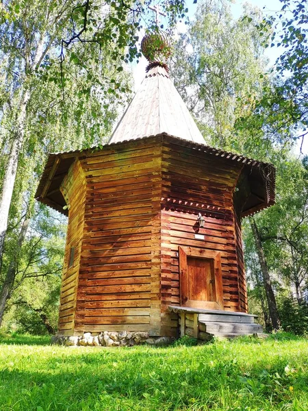 La pequeña capilla de madera en el bosque. Cristianismo, aislamiento. — Foto de Stock