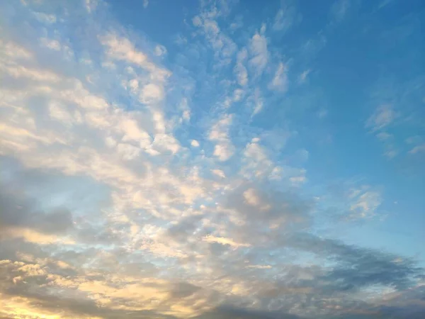 日没時には雲に包まれた美しい空。カラフルな雲とパノラマの夕日の空 — ストック写真