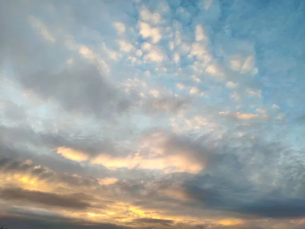 美丽的天空，日落时有云彩。色彩斑斓的夕阳天空 — 图库照片#