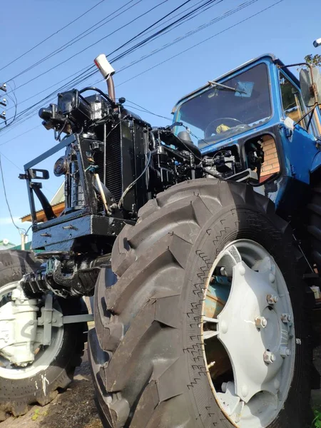 Réparation du tracteur. un tracteur avec moteur démonté — Photo