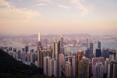 Gün batımında dağlardan Hong Kong manzarası.