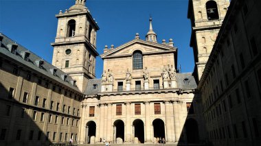 Entrada del manastır de El Escorial Madrid, İspanya. Madrid, İspanya 'daki El Escorial Manastırı' nın Girişi.